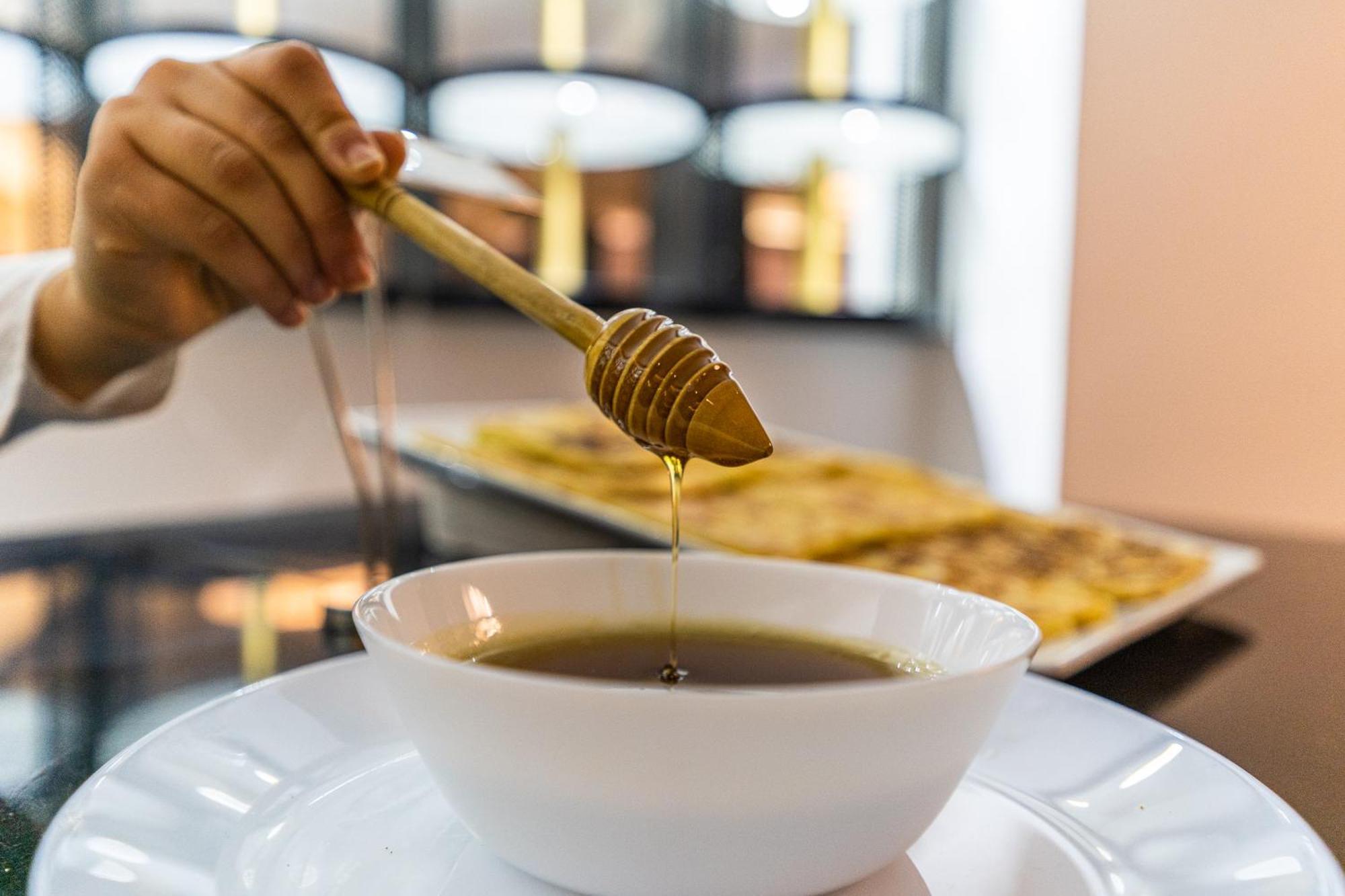 One Hotel Casablanca Exterior foto Honey being drizzled from a honey dipper