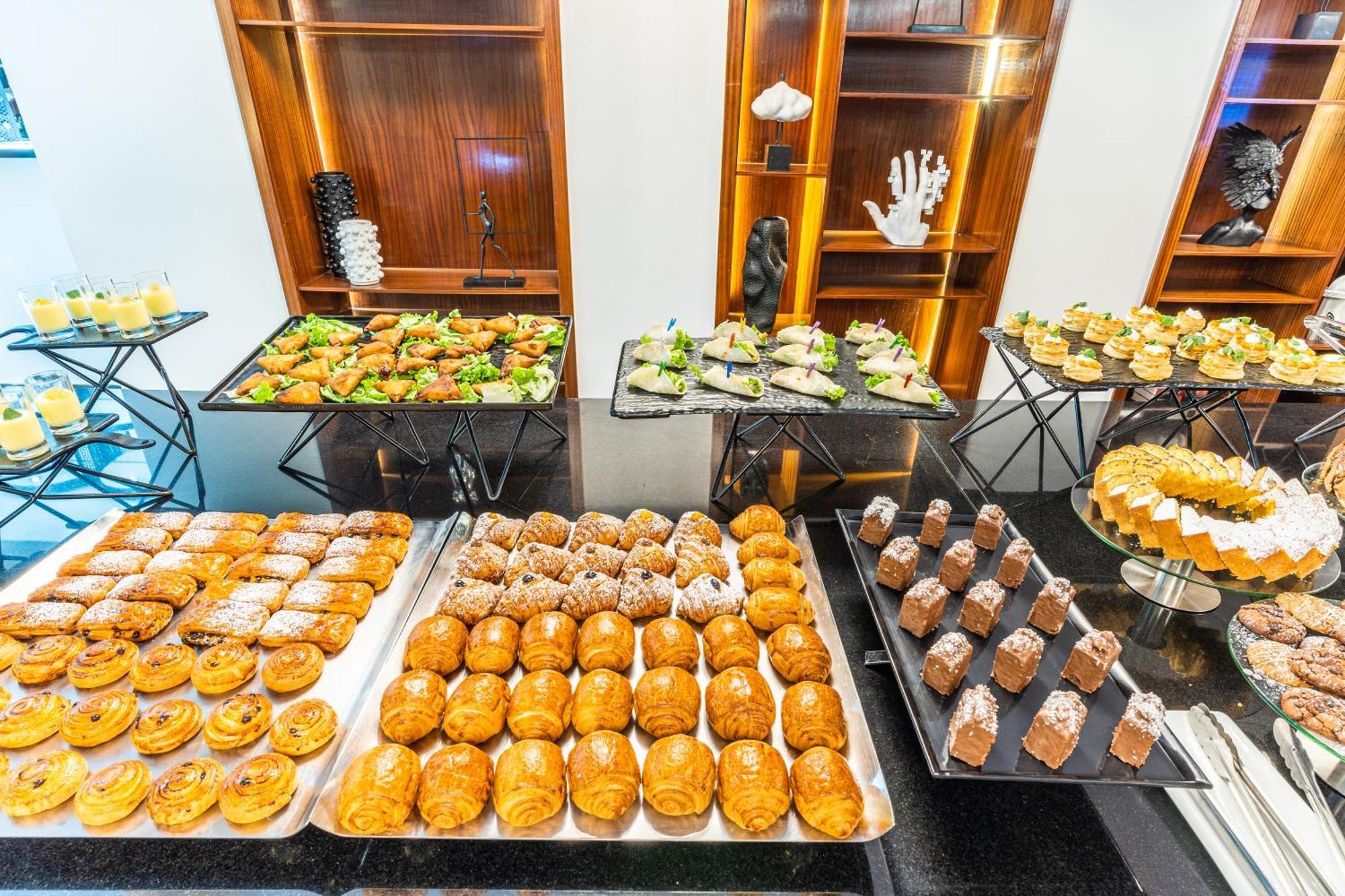 One Hotel Casablanca Exterior foto A selection of pastries at a buffet