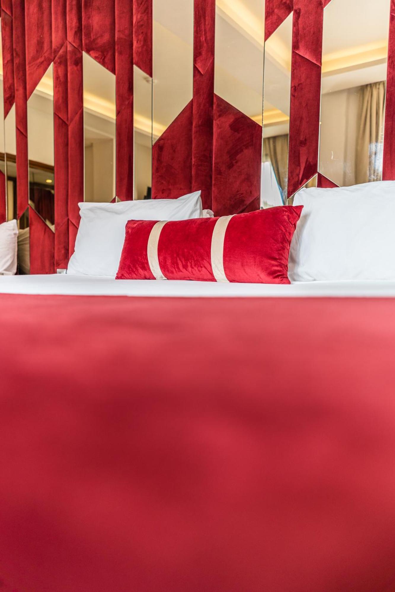 One Hotel Casablanca Exterior foto A bed with a red bedsheet